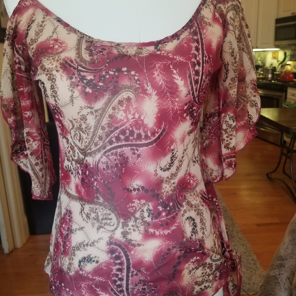 Lightweight, cold shoulder modern paisley top